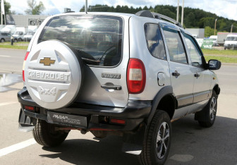 Подержанный автомобиль Chevrolet Niva 2004 года (6 фото)