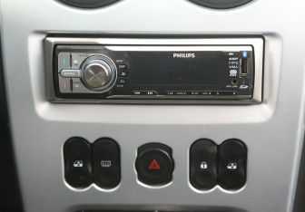 Подержанный автомобиль Renault Sandero 2011 года (13 фото)