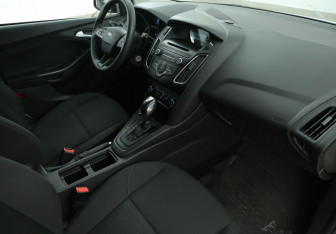 Подержанный автомобиль Ford Focus Hatchback 2017 года (9 фото)