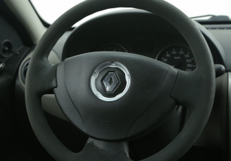 Подержанный автомобиль Renault Sandero 2010 года (16 фото)