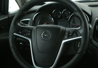 Подержанный автомобиль Opel Astra Sedan 2014 года (16 фото)