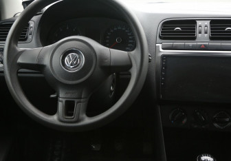 Подержанный автомобиль Volkswagen Polo Sedan 2014 года (14 фото)