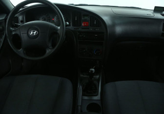 Подержанный автомобиль Hyundai Elantra Sedan 2004 года (12 фото)