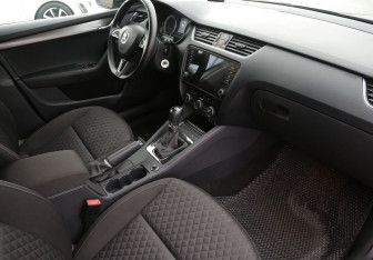 Подержанный автомобиль Skoda Octavia Liftback 2017 года (9 фото)