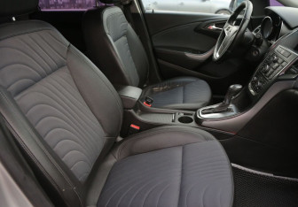 Подержанный автомобиль Opel Astra Sedan 2013 года (10 фото)