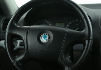 Подержанный автомобиль Skoda Octavia Liftback 2008 года (16 фото)