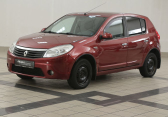 Подержанный автомобиль Renault Sandero 2010 года (8 фото)