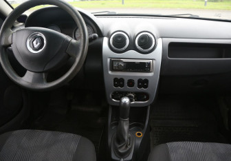 Подержанный автомобиль Renault Sandero 2011 года (12 фото)