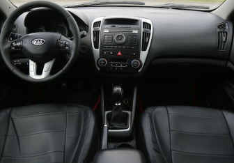 Подержанный автомобиль Kia Ceed Hatchback 2010 года (12 фото)