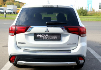 Подержанный автомобиль Mitsubishi Outlander 2018 года (5 фото)
