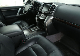 Подержанный автомобиль Toyota Land Cruiser Suv 2013 года (9 фото)