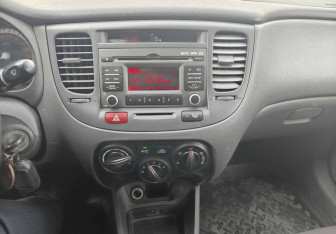 Подержанный автомобиль Kia Rio Sedan 2010 года (15 фото)