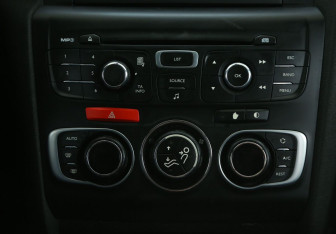 Подержанный автомобиль Citroen C4 Hatchback 2012 года (13 фото)
