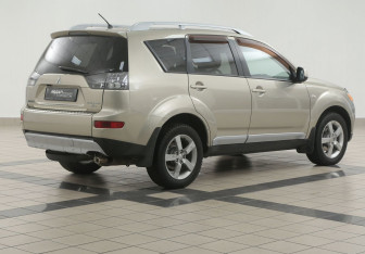 Подержанный автомобиль Mitsubishi Outlander 2008 года (4 фото)