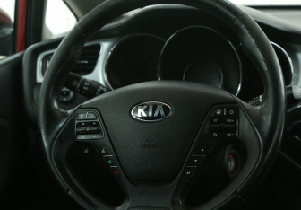 Подержанный автомобиль Kia Ceed Hatchback 2013 года (16 фото)