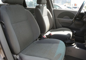 Подержанный автомобиль Chevrolet Aveo Sedan 2004 года (10 фото)