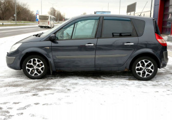 Подержанный автомобиль Renault Scenic 2004 года (8 фото)
