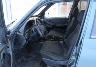 Подержанный автомобиль Chevrolet Niva 2007 года (11 фото)