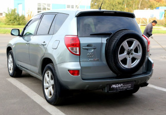 Подержанный автомобиль Toyota RAV4 2006 года (4 фото)