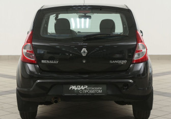 Подержанный автомобиль Renault Sandero 2011 года (3 фото)