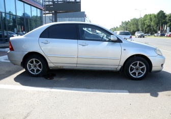 Подержанный автомобиль Toyota Corolla Sedan 2004 года (7 фото)