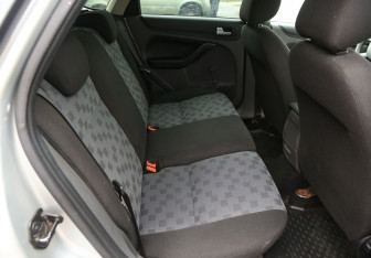 Подержанный автомобиль Ford Focus Hatchback 2006 года (11 фото)
