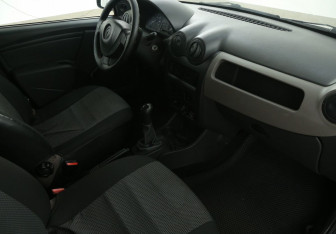 Подержанный автомобиль Renault Logan Sedan 2013 года (9 фото)