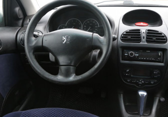Подержанный автомобиль Peugeot 206 Hatchback 2004 года (14 фото)