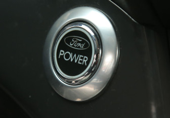 Подержанный автомобиль Ford Kuga 2013 года (20 фото)