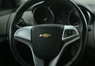 Подержанный автомобиль Chevrolet Cruze Hatchback 2012 года (16 фото)
