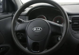 Подержанный автомобиль Kia Rio Sedan 2010 года (17 фото)