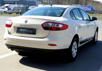 Подержанный автомобиль Renault Fluence 2013 года (6 фото)