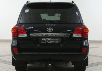 Подержанный автомобиль Toyota Land Cruiser Suv 2013 года (3 фото)