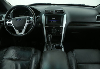 Подержанный автомобиль Ford Explorer 2011 года (12 фото)