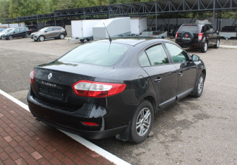 Подержанный автомобиль Renault Fluence 2011 года (7 фото)