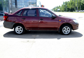 Подержанный автомобиль LADA (ВАЗ) Granta Sedan 2013 года (7 фото)