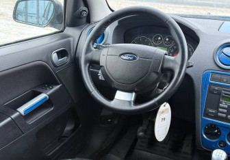 Подержанный автомобиль Ford Fusion 2006 года (13 фото)