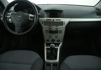 Подержанный автомобиль Opel Astra Sedan 2008 года (12 фото)
