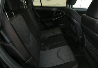 Подержанный автомобиль Toyota RAV4 2011 года (11 фото)