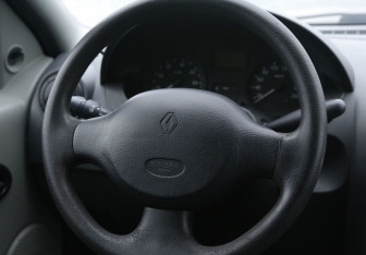 Подержанный автомобиль Renault Logan Sedan 2007 года (16 фото)