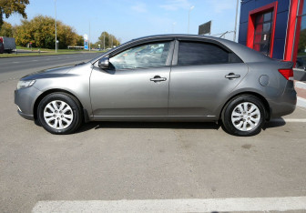 Подержанный автомобиль Kia Cerato Sedan 2010 года (8 фото)