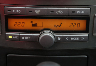 Подержанный автомобиль Toyota Avensis Sedan 2004 года (17 фото)