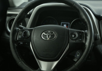 Подержанный автомобиль Toyota RAV4 2016 года (16 фото)