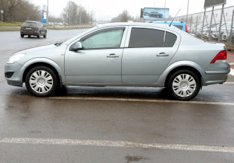 Подержанный автомобиль Opel Astra Sedan 2012 года (8 фото)