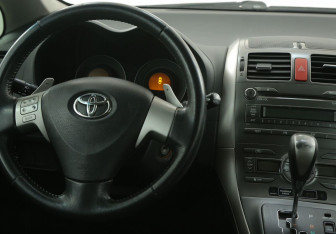 Подержанный автомобиль Toyota Auris Hatchback 2007 года (14 фото)
