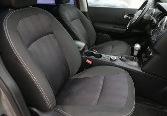 Подержанный автомобиль Nissan Qashqai 2012 года (10 фото)