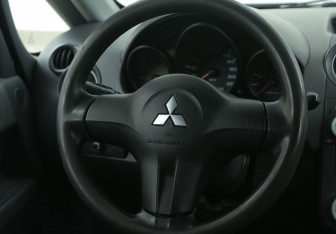 Подержанный автомобиль Mitsubishi Colt Hatchback 2006 года (16 фото)