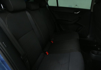 Подержанный автомобиль Skoda Rapid Liftback 2014 года (11 фото)