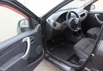 Подержанный автомобиль Renault Logan Sedan 2010 года (9 фото)