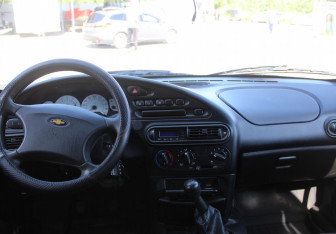 Подержанный автомобиль Chevrolet Niva 2006 года (13 фото)